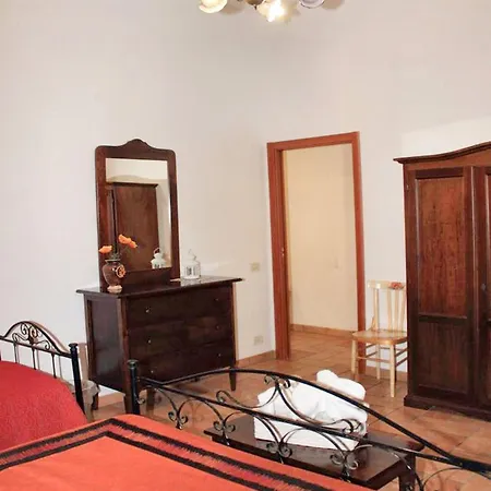 Charming Poolside Apartment Rilievo