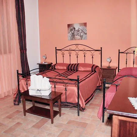 Charming Poolside Apartment Rilievo